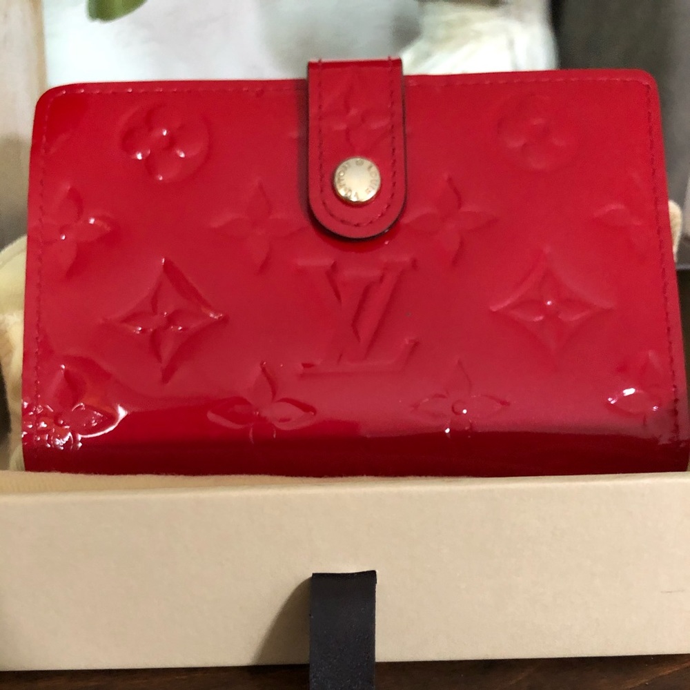 LOISE VUITTON Vernis French Wallet Pomme D’Amour